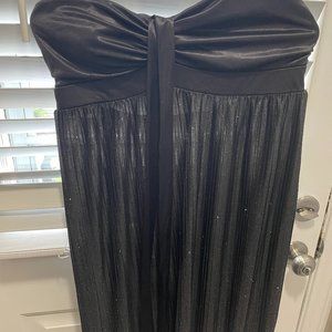Strapless black dress with sparkles in material